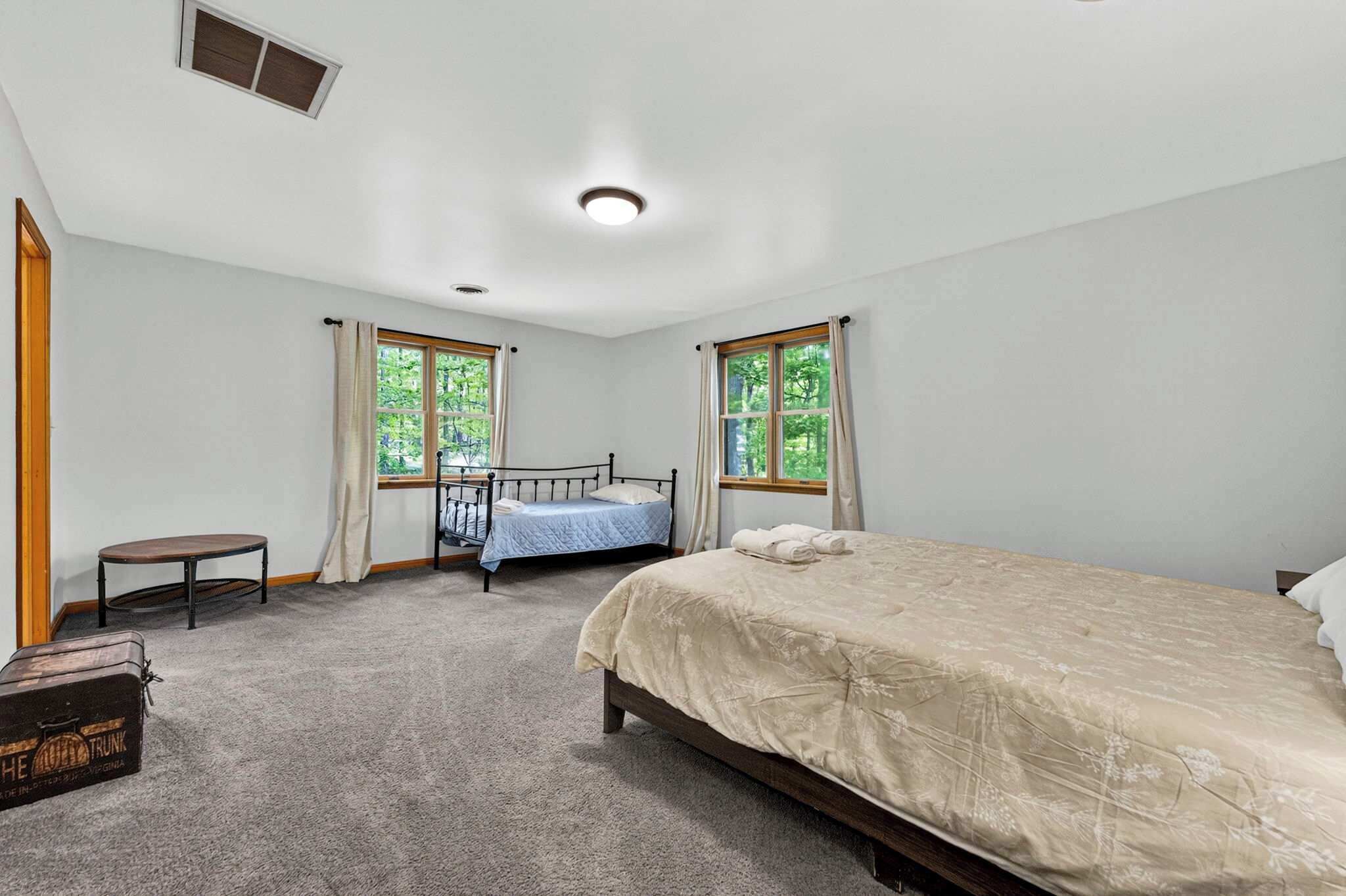 5 bedrooms, iron/ironing board, WiFi, bed sheets