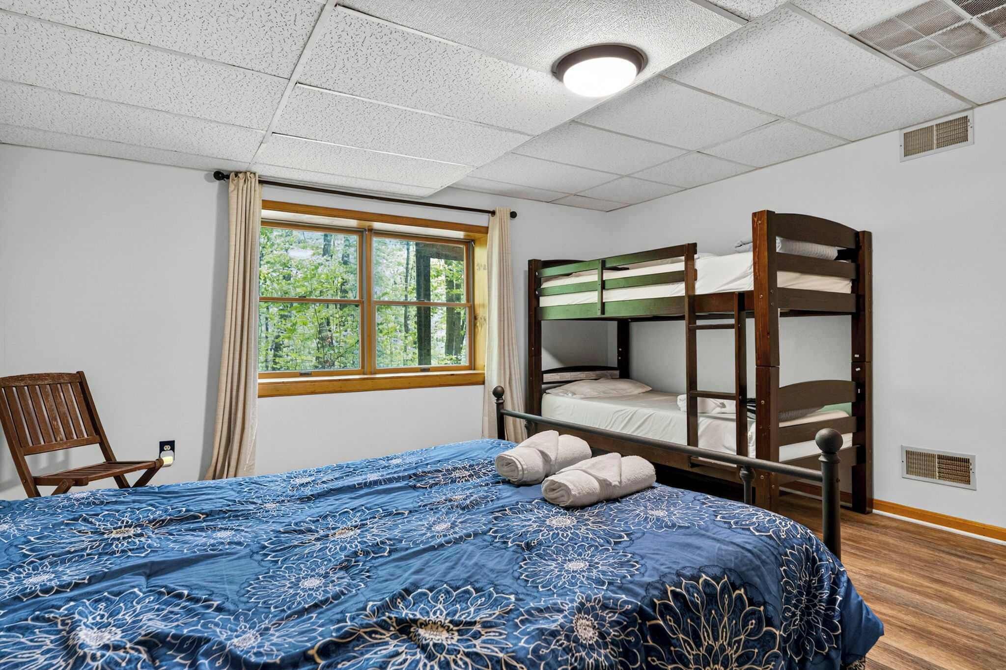 5 bedrooms, iron/ironing board, WiFi, bed sheets