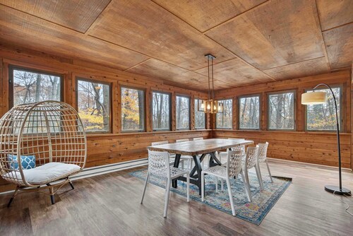 Huge Cabin w Hot Tub, Deck, Grill & WiFi