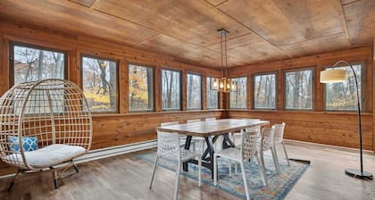 Huge Cabin w Hot Tub, Deck, Grill & WiFi