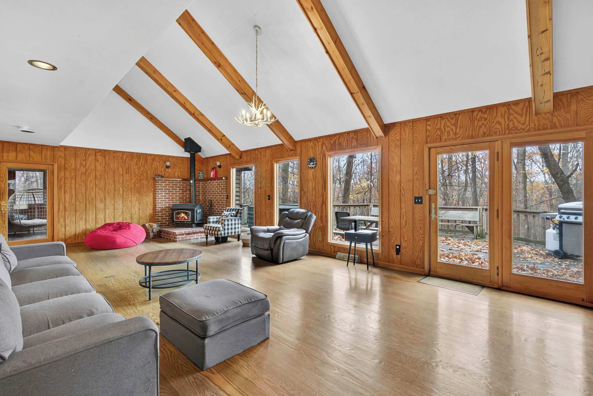 TV, lareira, escritórios