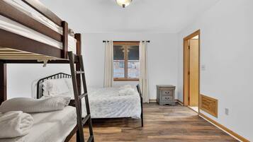 5 bedrooms, iron/ironing board, WiFi, bed sheets