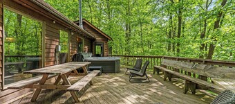 Huge Cabin w Hot Tub, Deck, Grill & WiFi