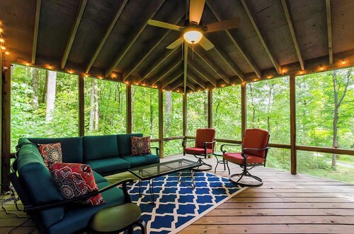 Secluded Oasis w Hot Tub, Screened-in Porch, WiFi!