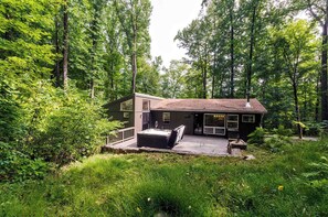 Terrace/patio - Secluded Oasis w Hot Tub, Screened-in Porch, WiFi! (Berkeley Springs)