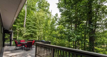 Secluded Oasis w Hot Tub, Screened-in Porch, WiFi!