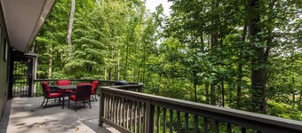 Secluded Oasis w Hot Tub, Screened-in Porch, WiFi!