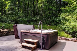 Outdoor spa tub - Secluded Oasis w Hot Tub, Screened-in Porch, WiFi! (Berkeley Springs)