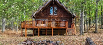 Log Cabin w Loft, Grill, Deck, Fire Pit, & WiFi