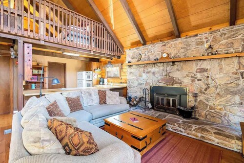 Log Cabin w Loft, Grill, Deck, Fire Pit, & WiFi