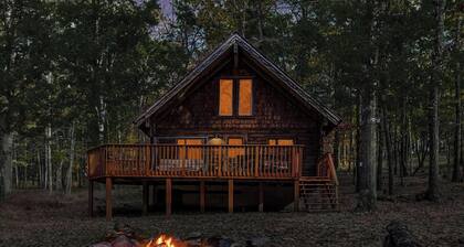 Log Cabin w Loft, Grill, Deck, Fire Pit, & WiFi