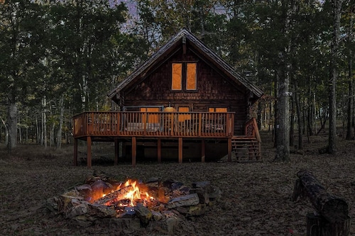 Log Cabin w Loft, Grill, Deck, Fire Pit, & WiFi