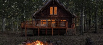 Log Cabin w Loft, Grill, Deck, Fire Pit, & WiFi