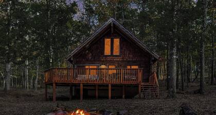 Log Cabin w Loft, Grill, Deck, Fire Pit, & WiFi
