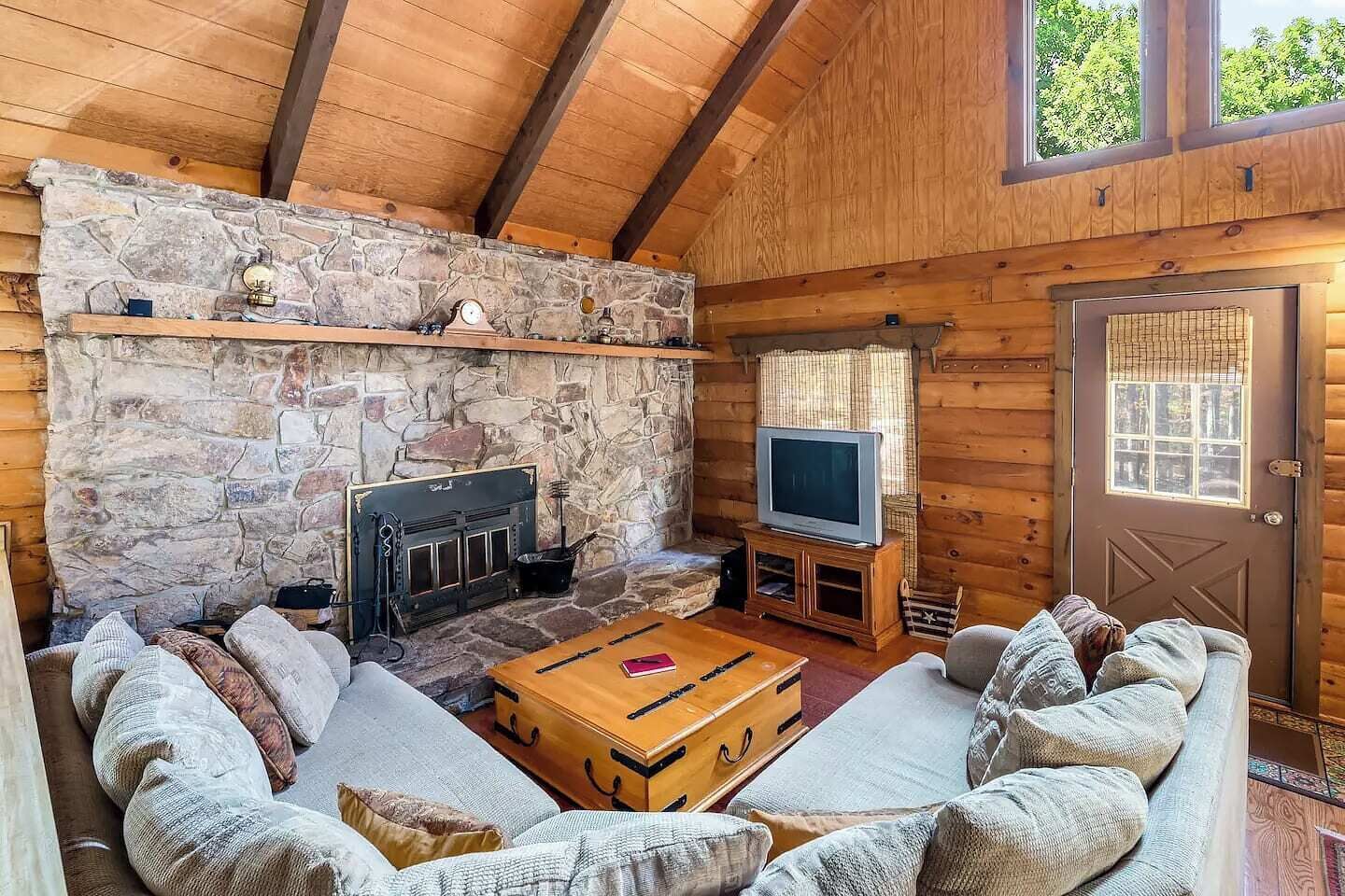 Televisión, chimenea y oficina 