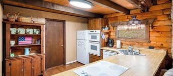 Log Cabin w Loft, Grill, Deck, Fire Pit, & WiFi