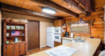 Log Cabin w Loft, Grill, Deck, Fire Pit, & WiFi