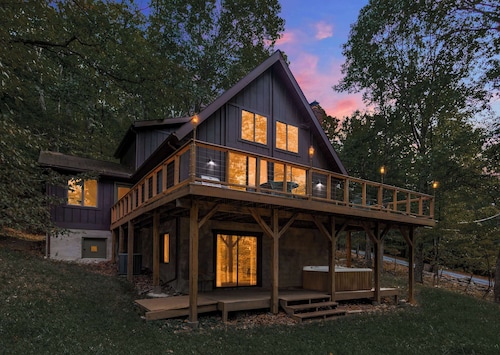 Cabin w/hot tub & fire pit near Cacapon Park