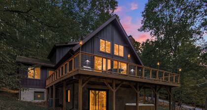 Cabin w/hot tub & fire pit near Cacapon Park