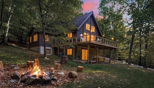 Cozy woodland cabin w/ hot tub & deck