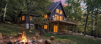 Cozy woodland cabin w/ hot tub & deck