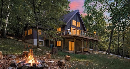 Cozy woodland cabin w/ hot tub & deck