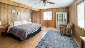 Room - Cozy woodland cabin w/ hot tub & deck (Berkeley Springs)
