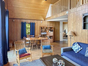 Una televisión, un reproductor de DVD, libros, una oficina