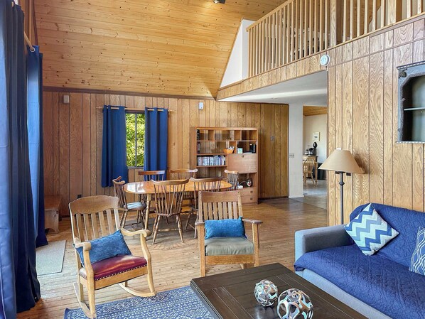 TV, offices - Cozy woodland cabin w/ hot tub & deck (Berkeley Springs)