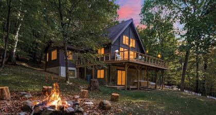 Cozy woodland cabin w/ hot tub & deck