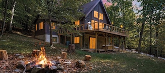 Cozy woodland cabin w/ hot tub & deck
