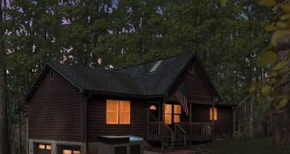 Hot Tub, Deck/Grill, Game Room, WiFi at Cute Cabin