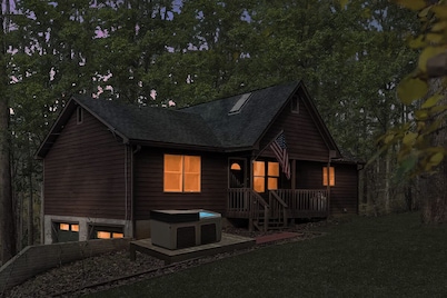 Hot Tub, Deck/Grill, Game Room, WiFi at Cute Cabin