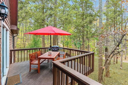 Cozy cabin w/private hot tub & game room