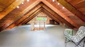 Interior - Mountain home w/ hot tub & sunroom (Front Royal)