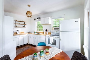 Fridge, microwave, oven, stovetop - Mountain home w/ hot tub & sunroom (Front Royal)