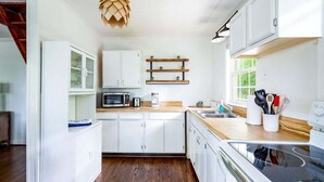 Coffee/tea maker, fridge, microwave, oven - Mountain home w/ hot tub & sunroom (Front Royal)