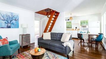 Una televisión, una oficina