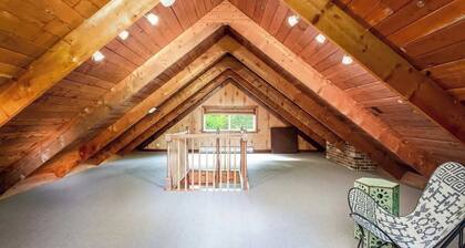 Cozy Cottage w Hot Tub, Fire Pit, WiFi & Sunroom!