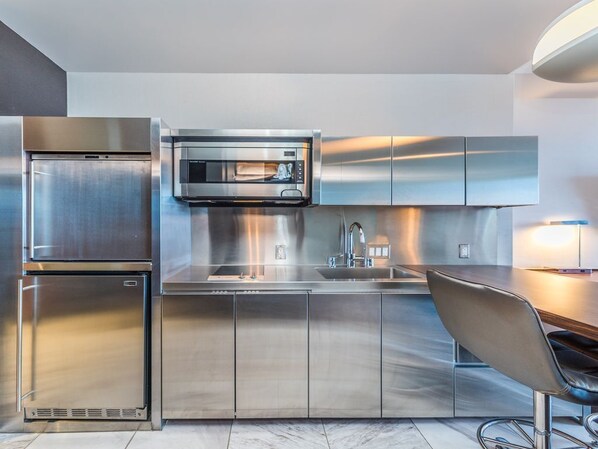 Réfrigérateur, micro-ondes, plaque de cuisson, lave-vaisselle