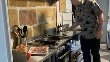 Een koelkast, een microgolfoven, een oven, een kookplaat
