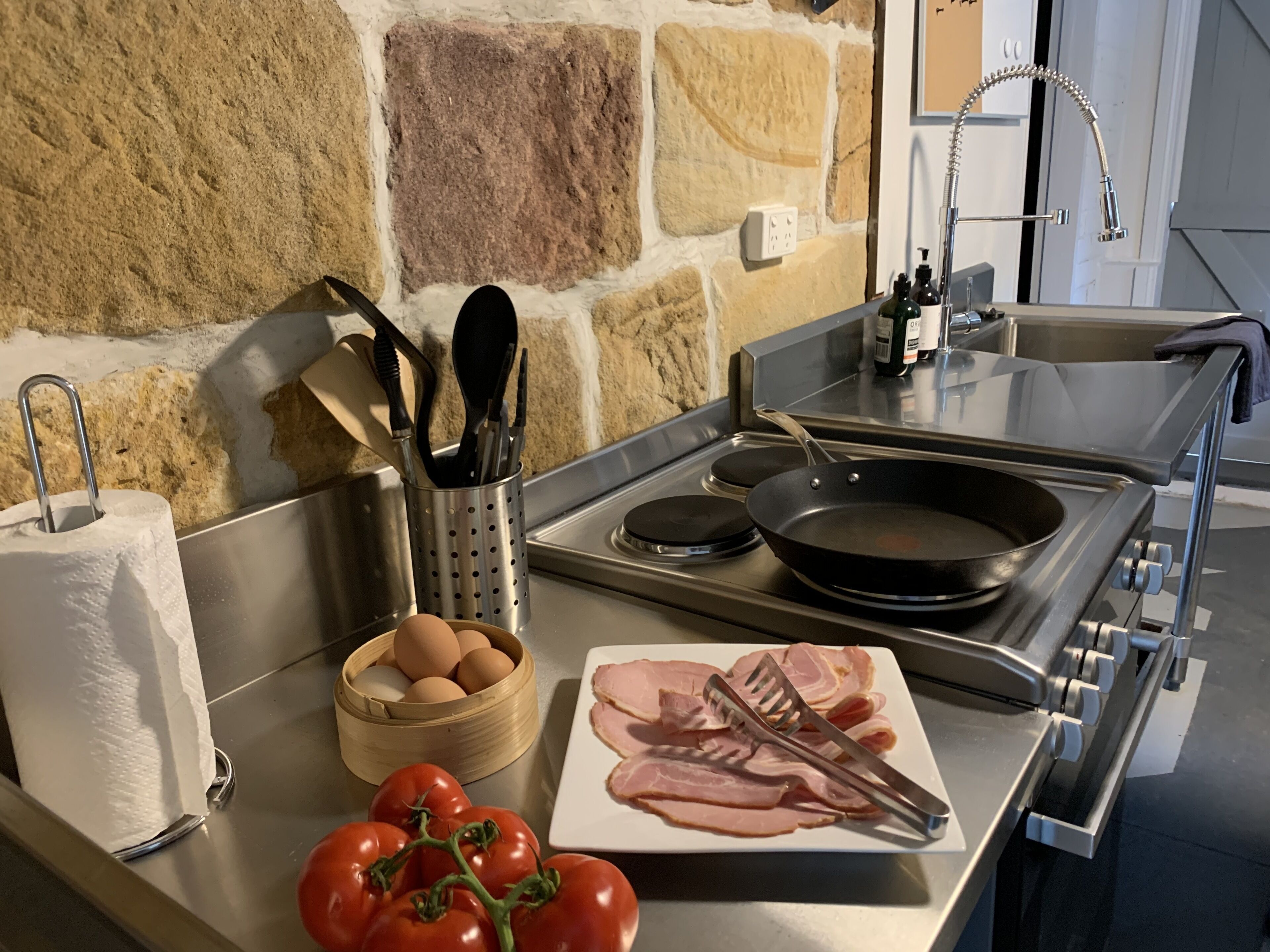 Jääkaappi, mikroaaltouuni, uuni, liesi