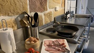 Jääkaappi, mikroaaltouuni, uuni, liesi