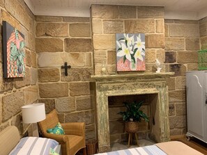2 bedrooms, iron/ironing board, free WiFi, bed sheets - Historic Georgian Stone Built Cottage (Saint Albans)