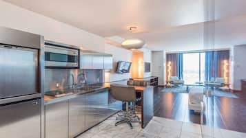Fridge, microwave, stovetop, dishwasher