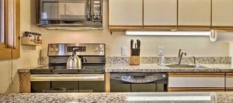 ⛷ 1BR Ski-Home Condo. Pool/Hot Tub/Sauna. Short walk 2 lifts, golf, hikes. 