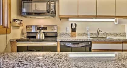 ⛷ 1BR Ski-Home Condo. Pool/Hot Tub/Sauna. Short walk 2 lifts, golf, hikes.