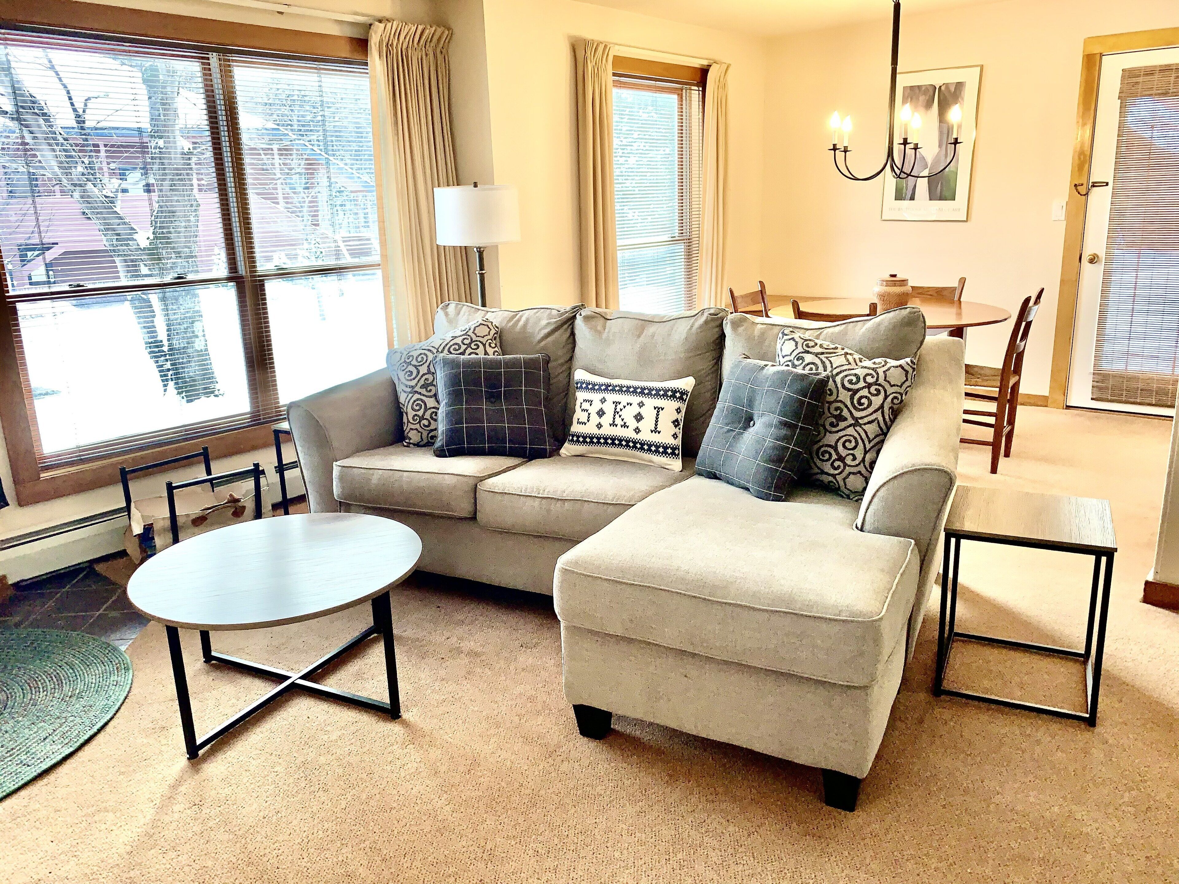 Una televisión, una chimenea, un reproductor estéreo