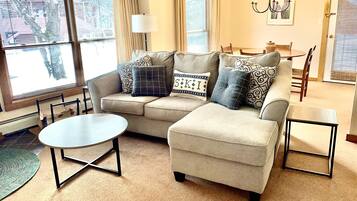 Una televisión, una chimenea, un reproductor estéreo