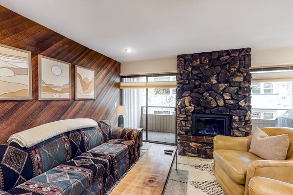 TV, fireplace